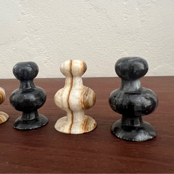 Lot of 6 hand carved onyx pawn tan black stone chess game pieces - Picture 8 of 12